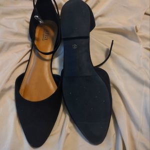 A. N. N. A flats they are black the size is 10